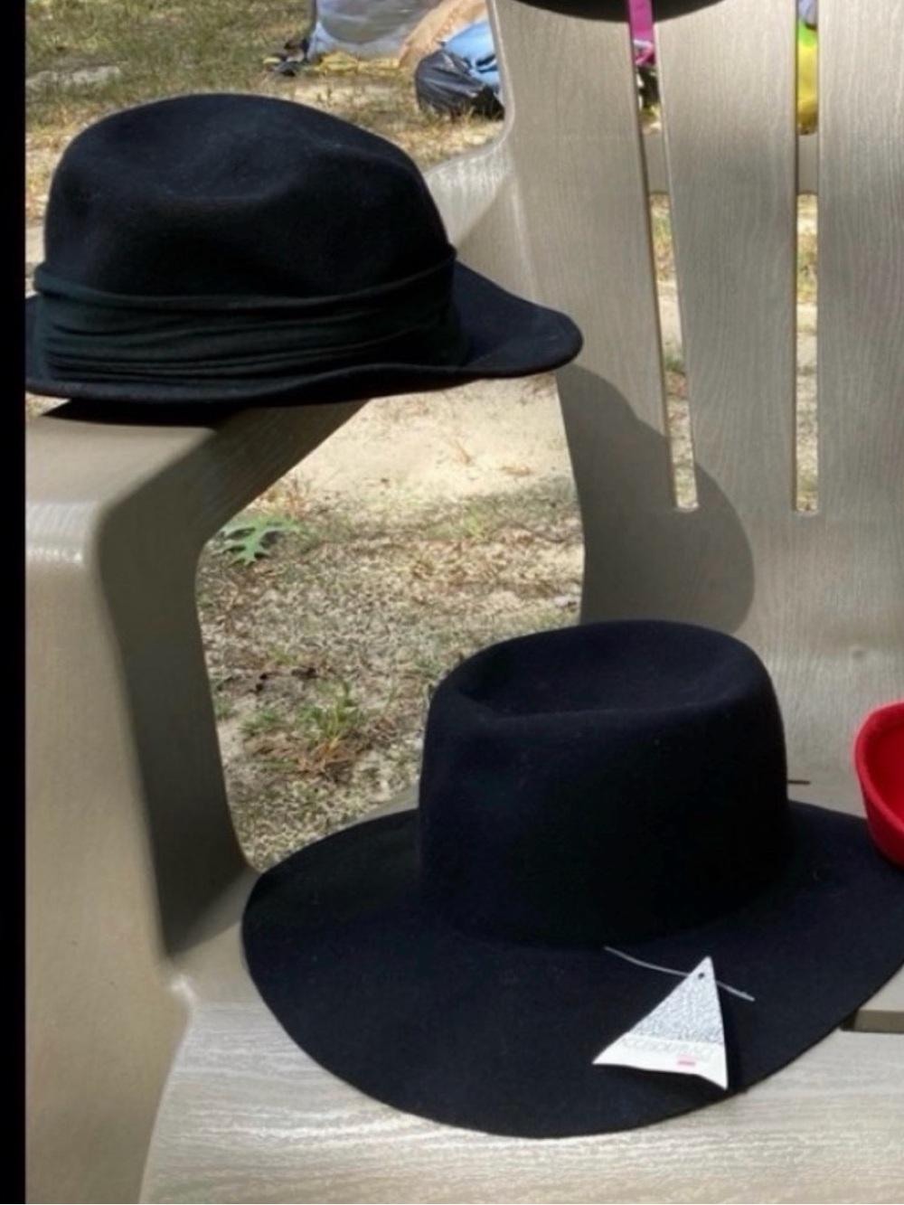 Vintage hats Néw with tags. Two black a one berry.